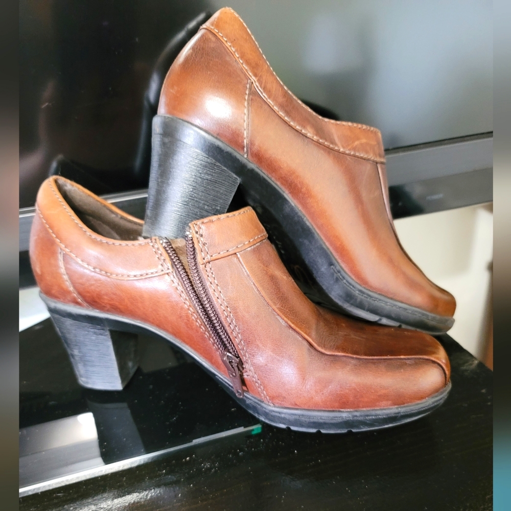 Clarks leather "bendables".  7.5.  (607)